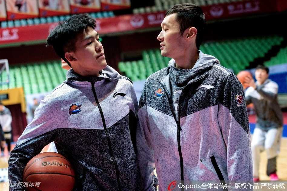 四川男篮迎难而上以轻松心态备战 四川年轻球员左朕年与队友比拼三分投篮,命中后的欢呼声点燃了训练场的气氛