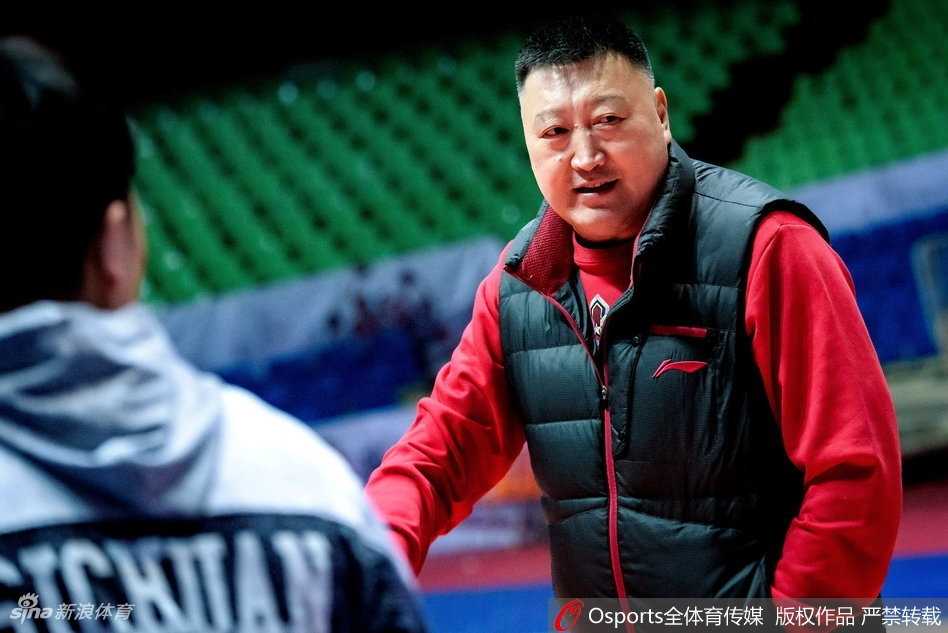 四川男篮迎难而上以轻松心态备战 在轻松的训练氛围中,四川队球员完成了一次精彩的配合上篮,脸上露出自信的微笑