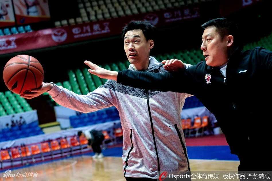 四川男篮迎难而上以轻松心态备战 四川外援迪奥古在训练中秀出柔和手感,轻松命中中投后与队友击掌