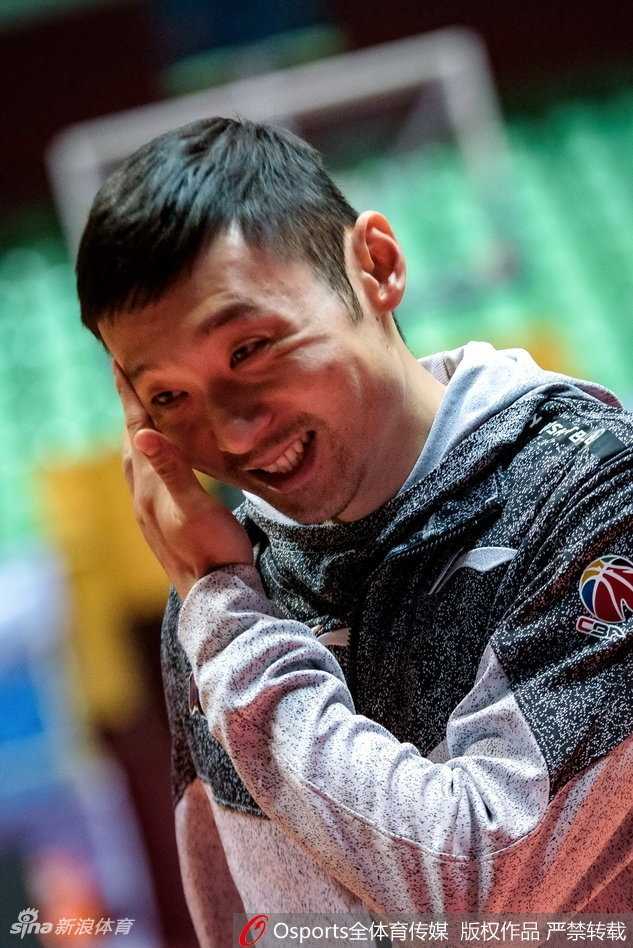 四川男篮迎难而上以轻松心态备战 哈达迪在训练间歇与年轻队员开着玩笑,这位内线支柱用轻松的方式传授着经验