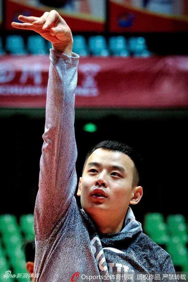 四川男篮迎难而上以轻松心态备战 主帅在训练场边面带笑容为球员讲解战术,身后是认真聆听的队员们