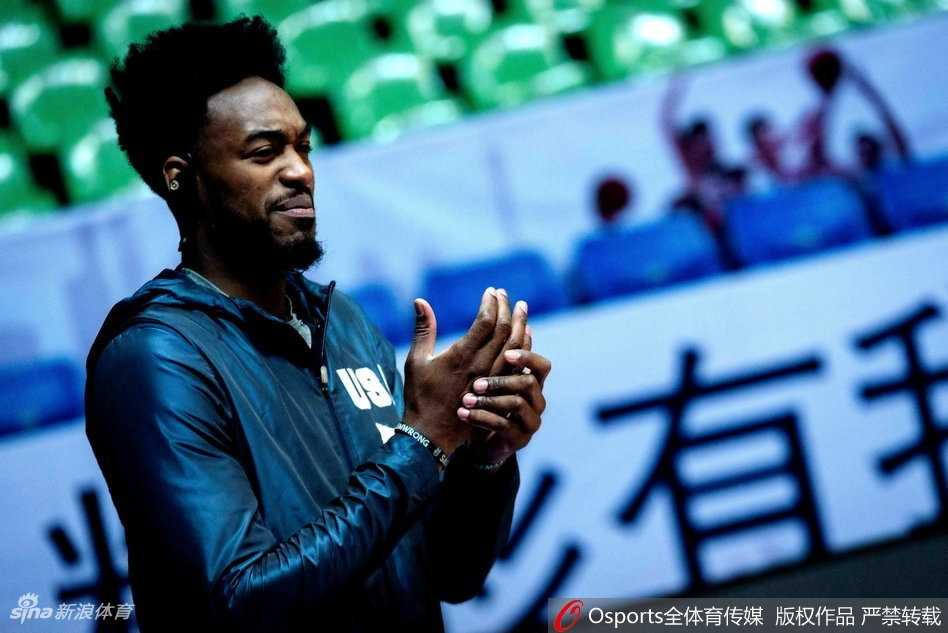 四川男篮迎难而上以轻松心态备战 训练结束后,四川全队围在一起加油鼓劲,笑容洋溢在每个人的脸上