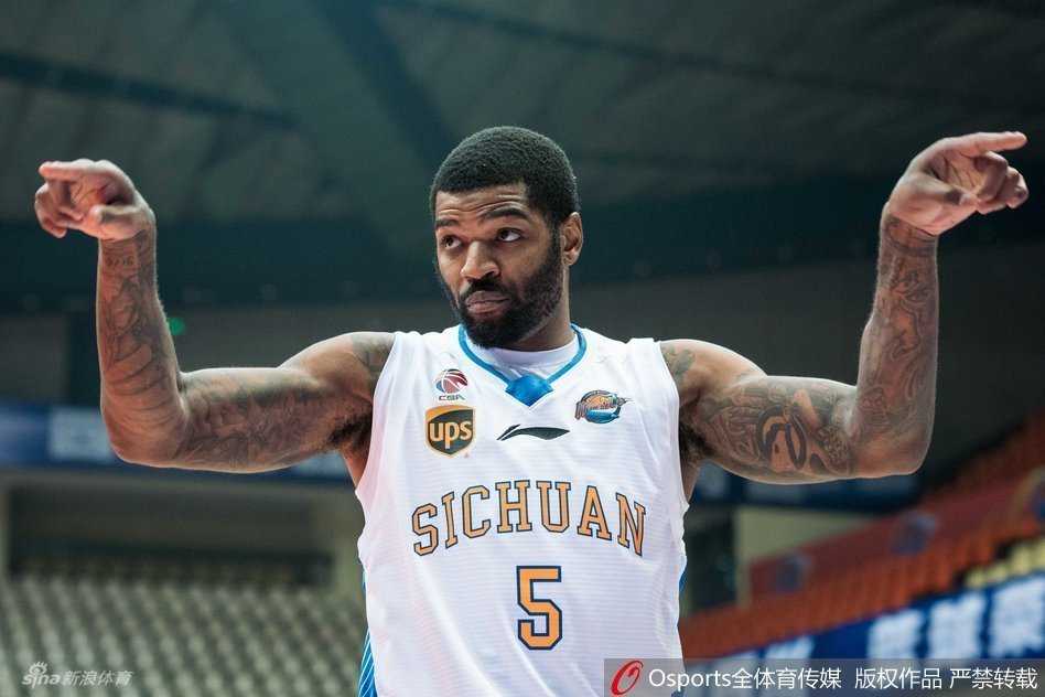 锁定季后赛后，哈达迪在场边激动得闭目养神，双手举起指向天空，脸上洋溢着孩子般的笑容，搞怪的表情成为全场经典瞬间。