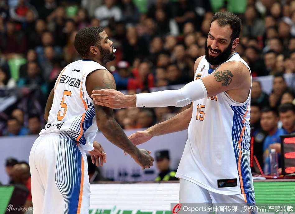 哈达迪在比赛中犹如巨灵神下凡，高高跃起完成一记势大力沉的战斧劈扣，对手只能望其项背，目送皮球被狠狠砸进篮筐。