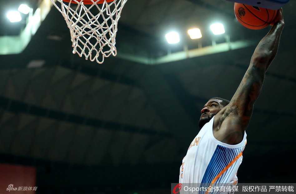 易建联在防守中送出遮天蔽日的追身大帽，直接将对手的上篮扇飞出场外，这一刻，篮下的统治力尽显无疑。