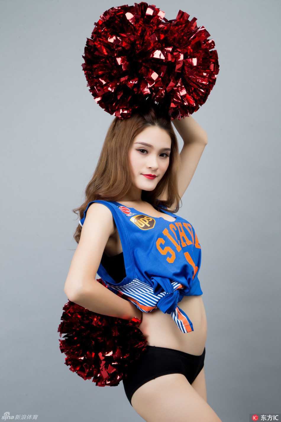 四川篮球宝贝身披哈达迪战袍 火辣助威盼新春首胜 写真收官之作,宝贝背对镜头高举手臂,球衣上哈达迪的名字格外醒目