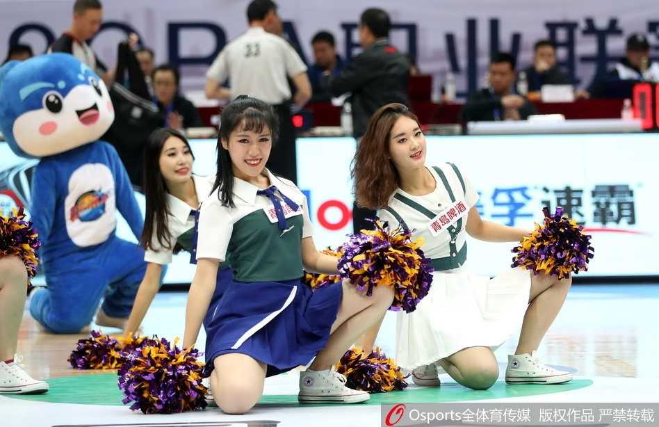 镜头拉近，这位篮球宝贝正在展现迷人的微笑，她随着音乐轻轻摆动手臂，流苏耳饰随之摇曳，在灯光下显得既干练又妩媚，尽显东方女性的独特魅力。