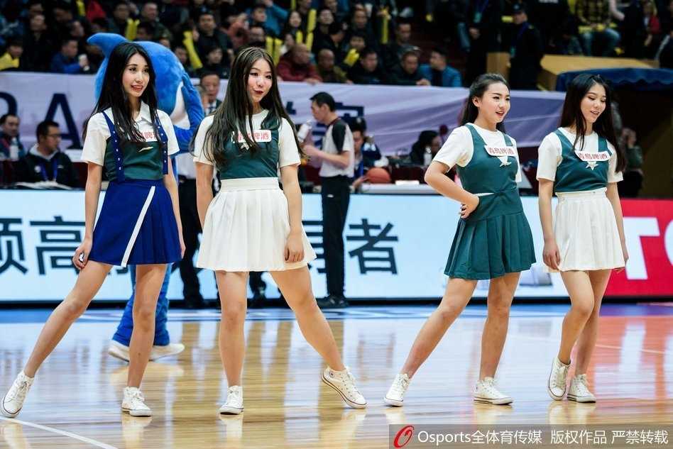 在全场观众的注视下，宝贝们排列成整齐的队形，手中拿着金色的花球，正在进行一段高难度的舞蹈动作编排，满屏洋溢的青春气息甚至盖过了场上胶着的比分。