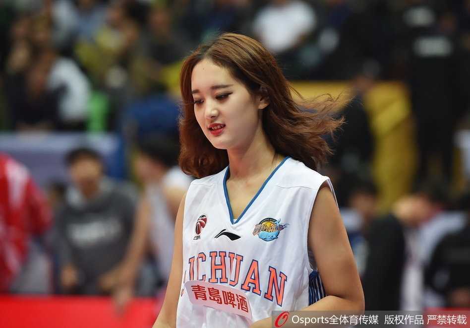 镜头捕捉到篮球宝贝们完成一个高难度动作的瞬间，她们的身体在空中划出优美弧线，充满力量感与艺术美感