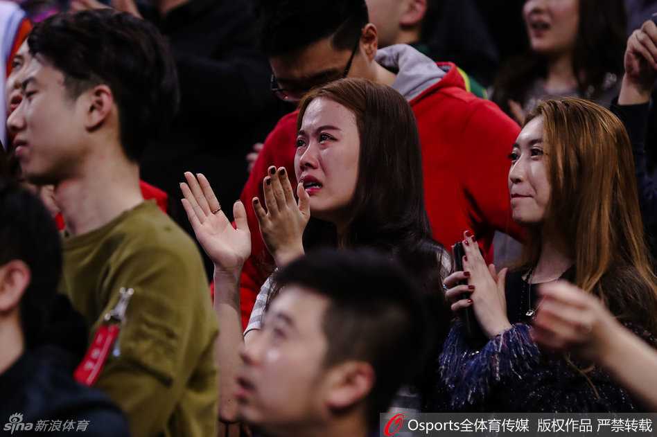 四年三冠英雄泪满襟,五棵松难舍马布里 一位北京女球迷在五棵松场外难掩悲伤,泪水滑过脸颊,她用手紧紧捂住嘴,眼神中流露出对城市英雄即将离开的无限眷恋与不舍。