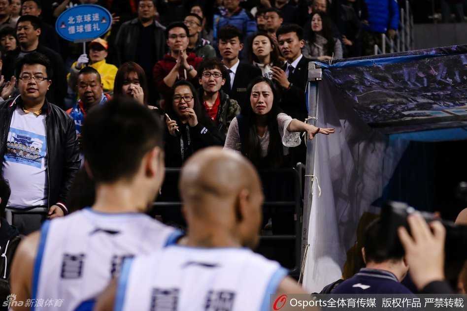 四年三冠英雄泪满襟,五棵松难舍马布里 五棵松体育馆内座无虚席,满眼尽是象征着北京荣耀的白色助威服,球迷们手中高举着“马布里”的毛巾,汇成一片白色的、致敬英雄的海洋。