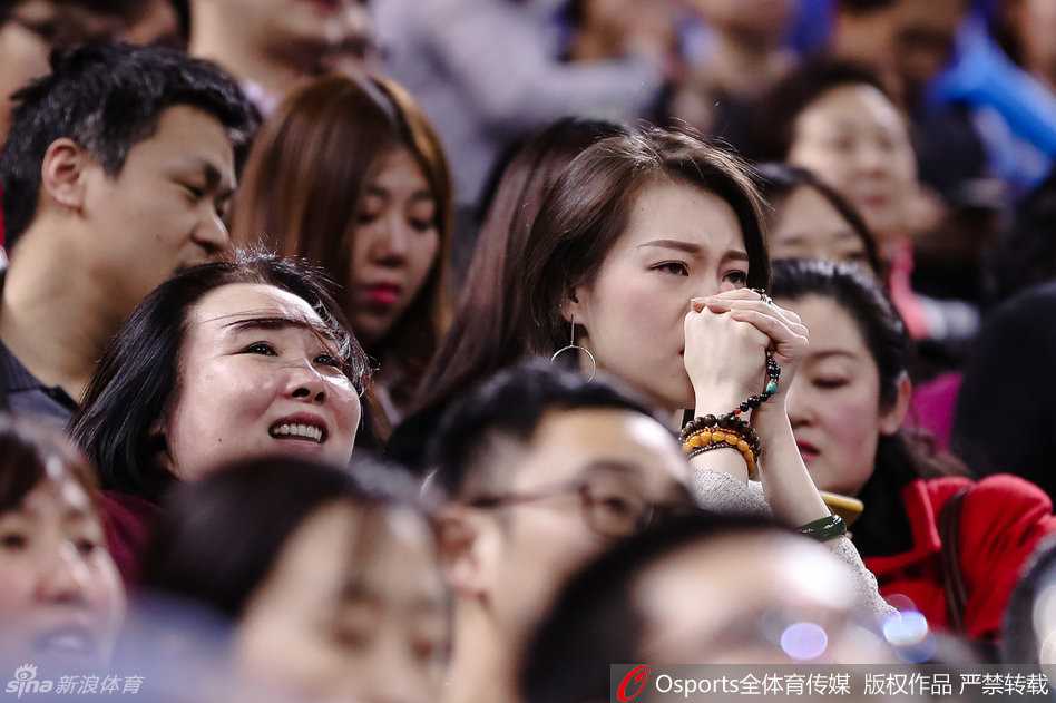 在空旷的五棵松体育馆背景下，马布里独自一人坐在场边，这落寞的身影与曾经在此征战的辉煌形成鲜明对比，仿佛诉说着一位老将与一段传奇的暂别。