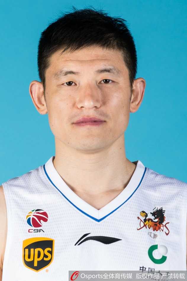 吴冠希在篮下高高跃起，手臂完全舒展送出一记势大力沉的封盖，他在江苏肯帝亚的岁月里从青涩走向成熟，用一次次遮天大帽捍卫着球队的禁区尊严。