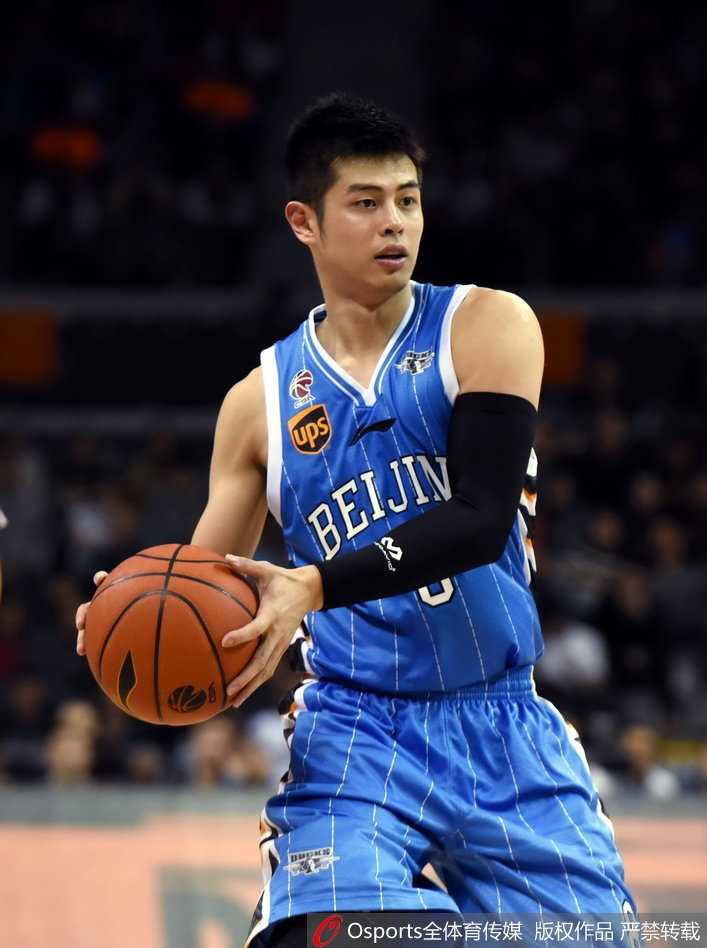 内线球员周琦和王哲林在对抗训练中卡位抢板，身后丁彦雨航正蓄力快下，这一刻他们不仅是队友更是共同进步的竞争者。