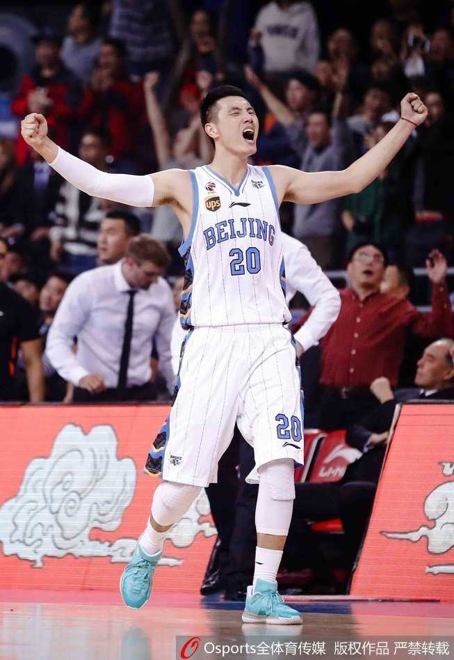 中国男篮红队与蓝队的年轻小伙子们在训练场上集结，主教练李楠和杜锋在场边观察，球员们眼神中充满了对未来的渴望与拼劲。