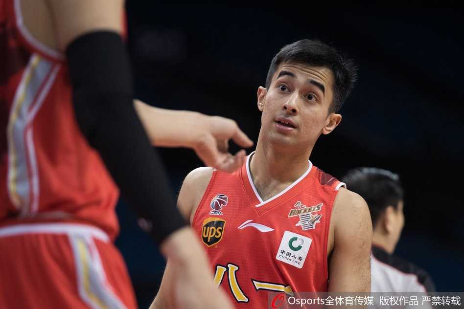 团队篮球奏凯,同曦主场大胜八一送对手十连败 同曦外援希克森在八一内线群中腾空而起,以一记势大力沉的单手劈扣点燃全场,展现绝对的内线统治力。