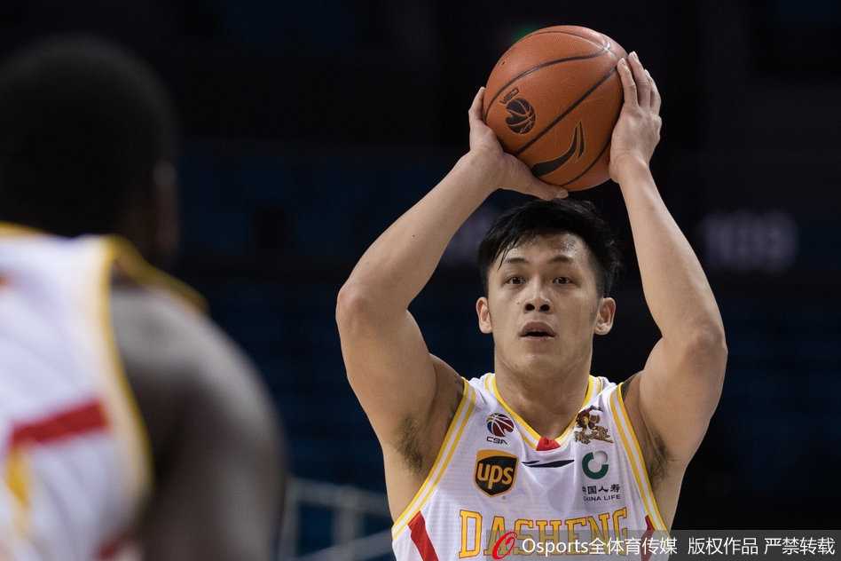 团队篮球奏凯,同曦主场大胜八一送对手十连败 郭一飞在三分线外果断出手,篮球应声入网,他紧握拳头怒吼庆祝,这一球帮助球队将领先优势首次扩大到二十分以上。