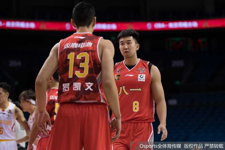 团队篮球奏凯,同曦主场大胜八一送对手十连败 新科三分王于长春外线持球,面对八一队员的贴防干拔而起,手起刀落,篮球在空中划出一道美丽的弧线直穿网心。