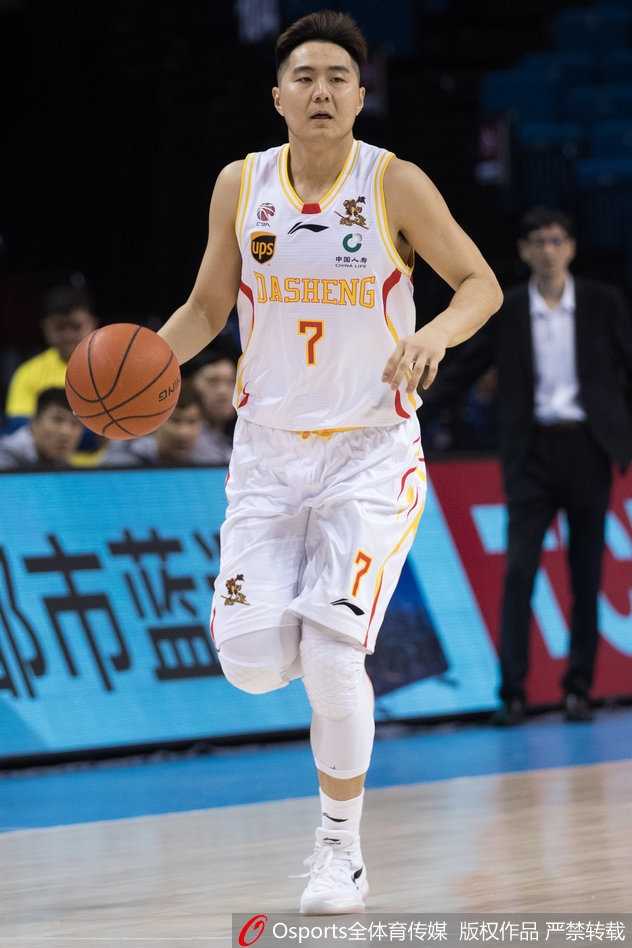 团队篮球奏凯,同曦主场大胜八一送对手十连败 老将杨力在对方严密防守下强行突破,身体失衡前将球高高抛起,篮球神奇般打板入筐,赢得满堂彩。