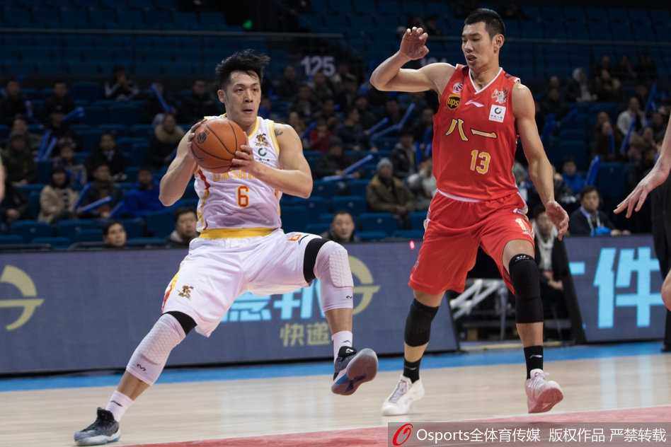 团队篮球奏凯,同曦主场大胜八一送对手十连败 宋建骅在底角接球后毫不犹豫,手起刀落命中压哨三分,替补席瞬间沸腾,队友们纷纷起立为他挥毛巾喝彩。