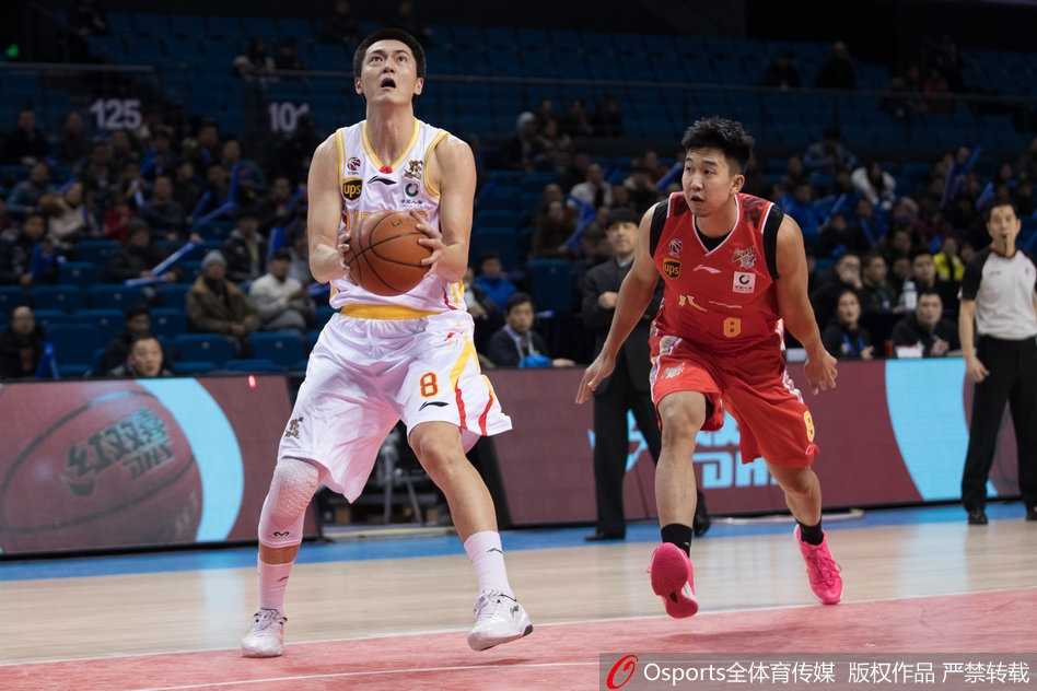 团队篮球奏凯,同曦主场大胜八一送对手十连败 同曦队组织核心帕戈在人群中穿裆过人,闪电般杀入禁区,面对补防球员上演高难度拉杆上篮,技巧与胆识并存。