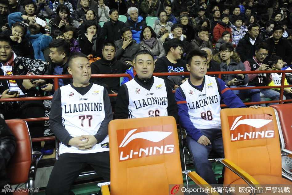 王皓与马琳并肩而坐，身着77号和88号球衣，专注地讨论着场上的战术配合。