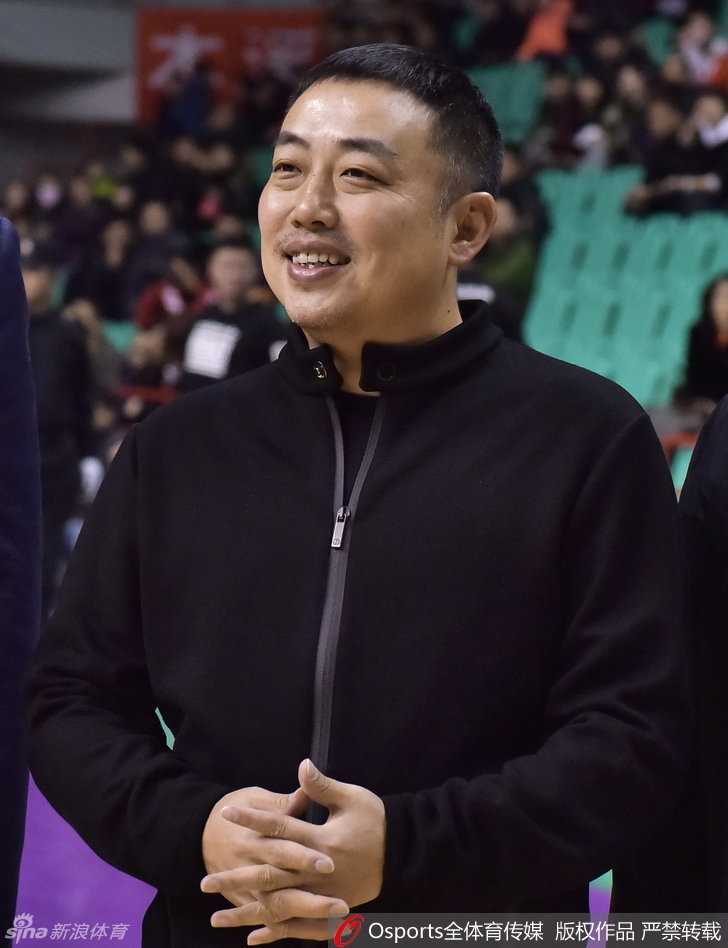 刘国梁身披66号辽宁战袍，与爱徒在场边露出轻松笑容，仿佛回到当年并肩作战的时光。