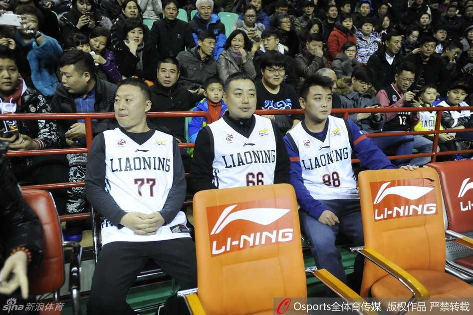 刘国梁与辽宁队主帅郭士强热情拥抱，两位不同领域的冠军教练英雄相惜。