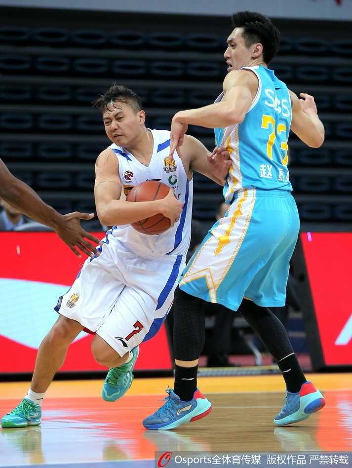 陈林坚跳起压哨三分出手，全场目光聚焦于这颗决定气势的关键球