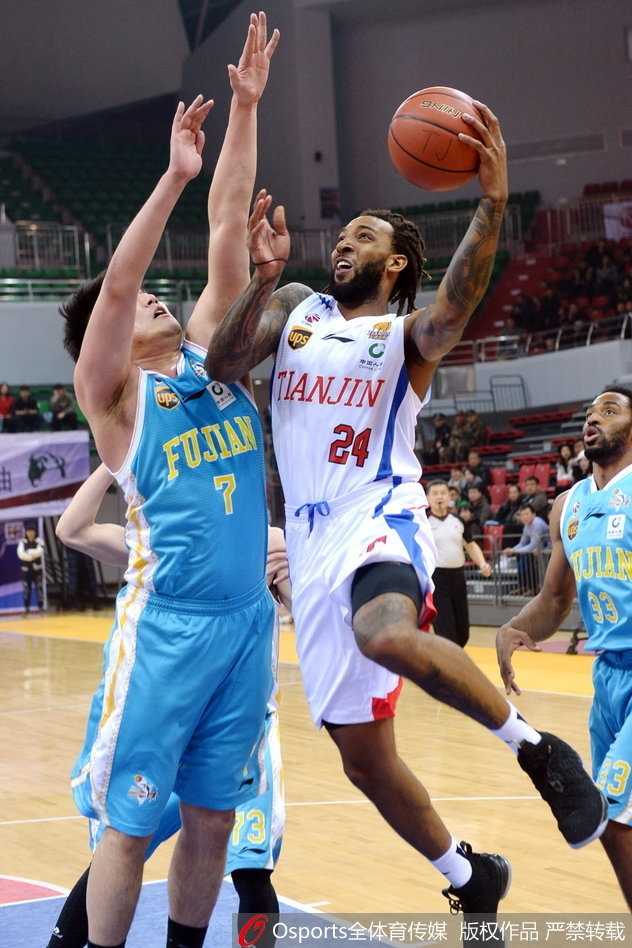 陈林坚快攻中轻松上篮，动作舒展，防守队员只能目送篮球入网