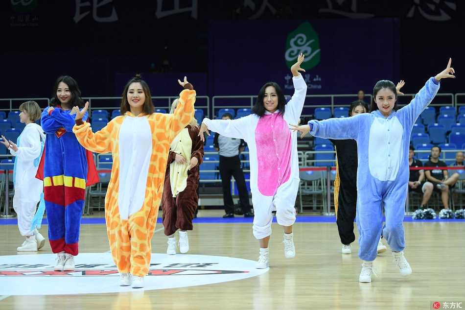 身穿呆萌卡通连体装的篮球宝贝们蹦跳着入场，仿佛从童话世界降临赛场，萌翻全场