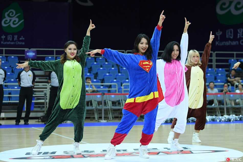 一位宝贝调皮地探出卡通大头，眼神灵动地望着镜头，细节中充满表演的感染力与趣味性