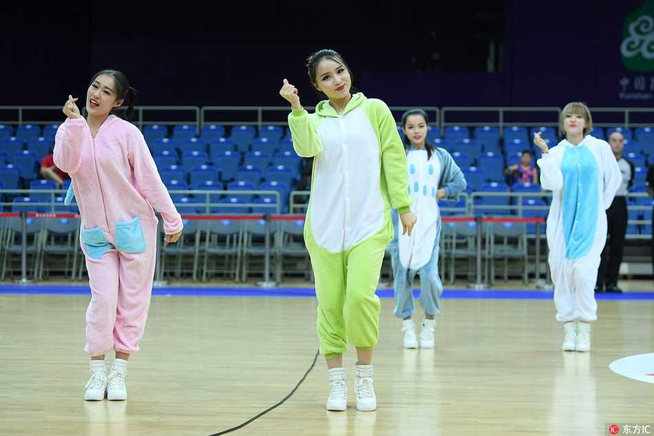 赛场中央，宝贝们集体起舞，举起毛茸茸的手臂动作划一，形成一片欢乐的卡通海洋