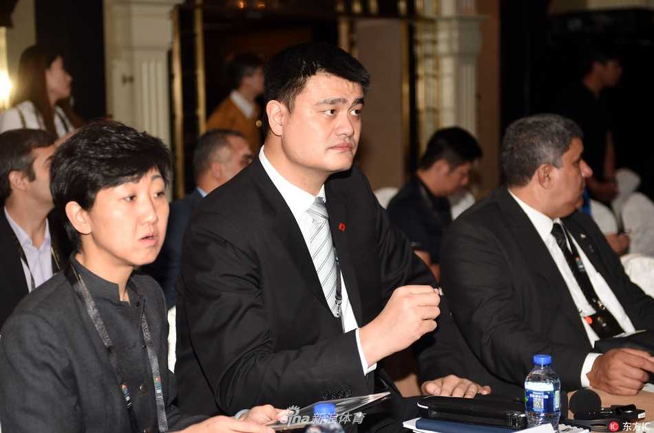 会议期间，姚明与多位不同肤色的代表围站在一起亲切互动，他脸上带着标志性的笑容，气氛融洽和谐，生动诠释了篮球作为世界共通语言的魅力