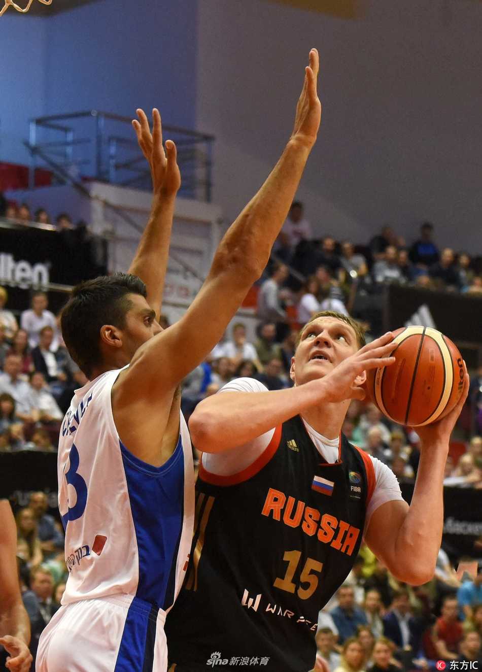 以色列队的内线球员利奥尔·埃利亚胡在俄罗斯长人阵中高高跃起，以一记势大力沉的单手劈扣终结进攻，瞬间点燃了客队替补席的激情。