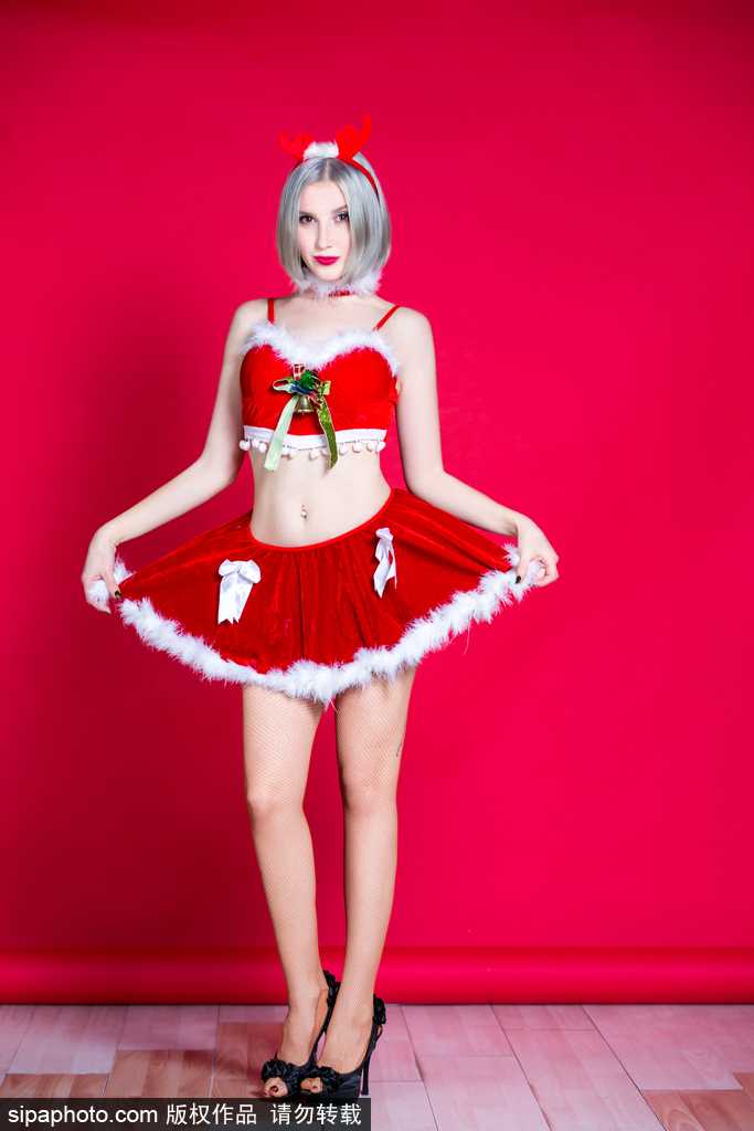 圣诞夜的璀璨星光 篮球宝贝甜飒送暖迎新年 宝贝轻抚驯鹿玩偶,身姿曼妙,眼神中流露出孩童般的纯真与节日的俏皮,圣诞气息扑面而来。