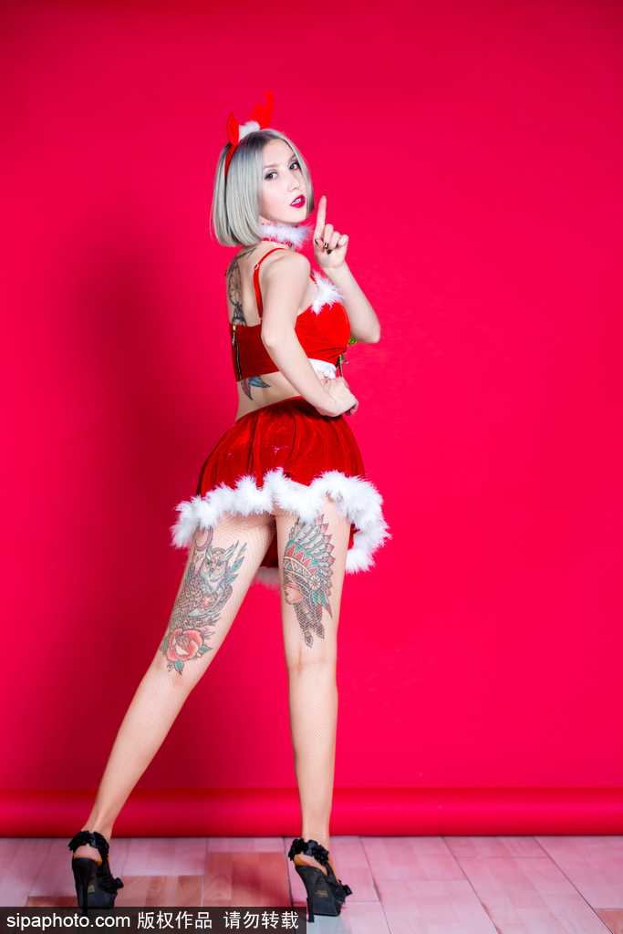 圣诞夜的璀璨星光 篮球宝贝甜飒送暖迎新年 身着红装的笑容使者双手比心,将满满的爱意与新年祝福通过镜头传递给每一位观众,温暖又迷人。