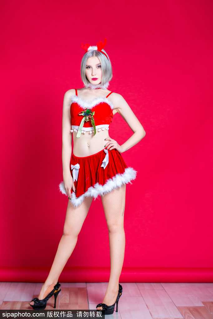 圣诞夜的璀璨星光 篮球宝贝甜飒送暖迎新年 轻闭双眼献上飞吻,这一刻的宝贝如同降临人间的节日天使,将最美好的祝愿随着这个吻送到每个人的心间。