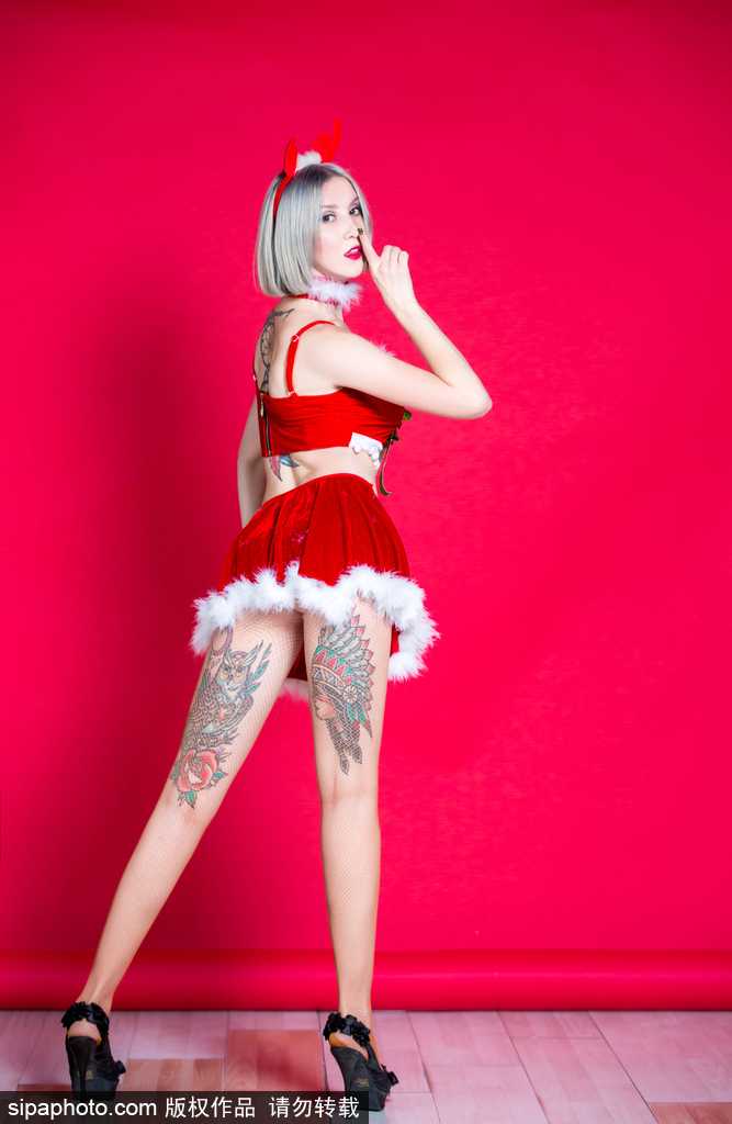 圣诞夜的璀璨星光 篮球宝贝甜飒送暖迎新年 宝贝佩戴毛绒鹿角,回眸凝视的瞬间清澈动人,甜美的笑容仿佛能融化冬日的冰雪,带来春的气息。