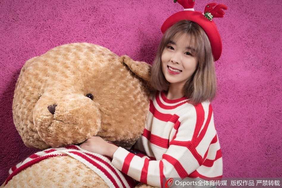 众人齐集，圣诞元素与少女活力撞个满怀，或娇羞或大方，定格成一幅关于青春、梦想与节日的最美画卷