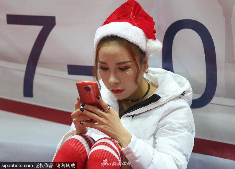 圣诞夜的雅戈尔体育馆:八一男篮背后的篮球宝贝与她们的场下瞬间 镜头拉近,一名篮球宝贝手持手机前置摄像头,身后的队友们挤眉弄眼地凑过来抢镜,她们要在社交平台上留下这个属于篮球和圣诞的美好回忆。