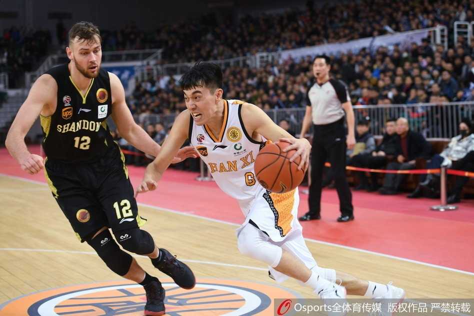 沃伦面对山东队球员的贴防，自信出手三分，皮球划过完美弧线直坠网窝