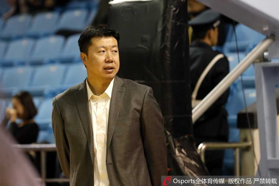 场边的“移动长城” 王治郅的助教新篇章 八一队陷入进攻僵局,王治郅在场边眉头紧锁,双唇紧闭,内心似乎在为弟子们的不冷静选择而感到惋惜。