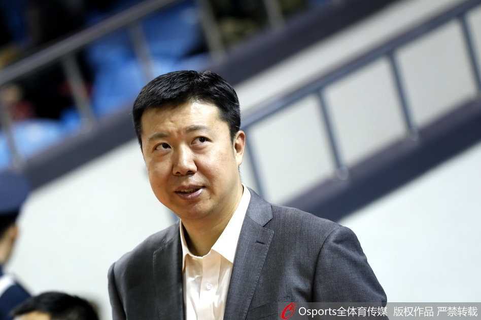 场边的“移动长城” 王治郅的助教新篇章 看到八一队年轻球员终于打出一记精彩的背身单打得分,王治郅在场边忍不住开怀大笑,用力鼓掌,眼中满是欣慰。