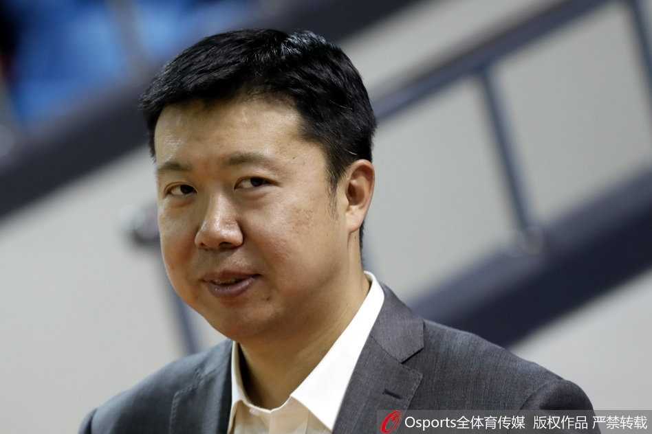 场边的“移动长城” 王治郅的助教新篇章 面对场上的争议判罚,王治郅激动地站起身来向技术台表达看法,手势有力,神情中充满了对弟子们的维护。