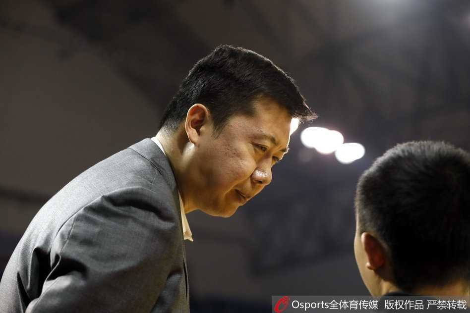 场边的“移动长城” 王治郅的助教新篇章 比赛结束后,王治郅平静地与退场的年轻球员击掌,眼神中既有对失利的淡然,也有对未来的殷切期待。