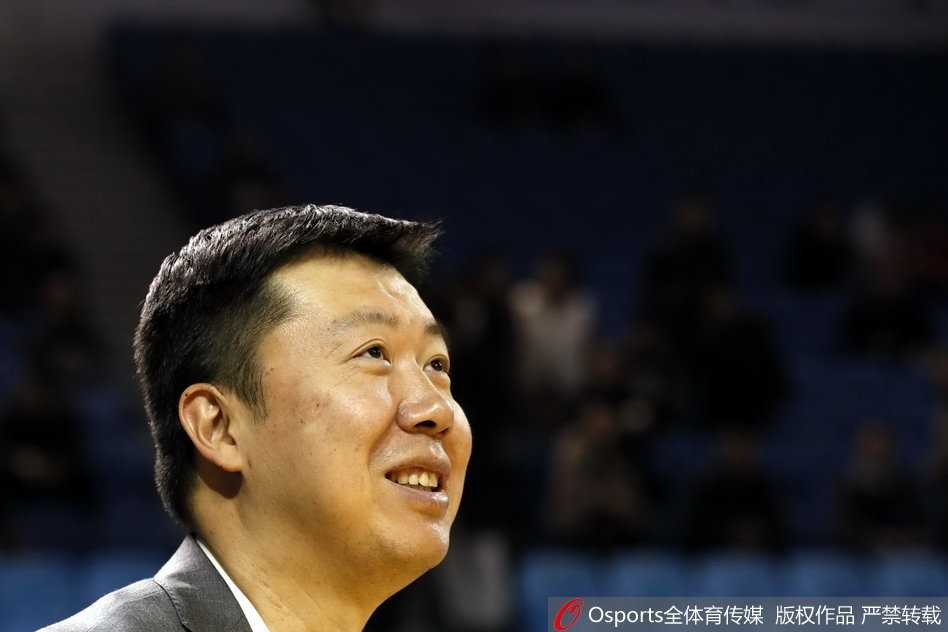 场边的“移动长城” 王治郅的助教新篇章 王治郅双手抱胸,安静地注视着远方正在谢场的球员,场馆的灯光在他身后拉出长长的影子,如同他为中国篮球延续的未来之路。