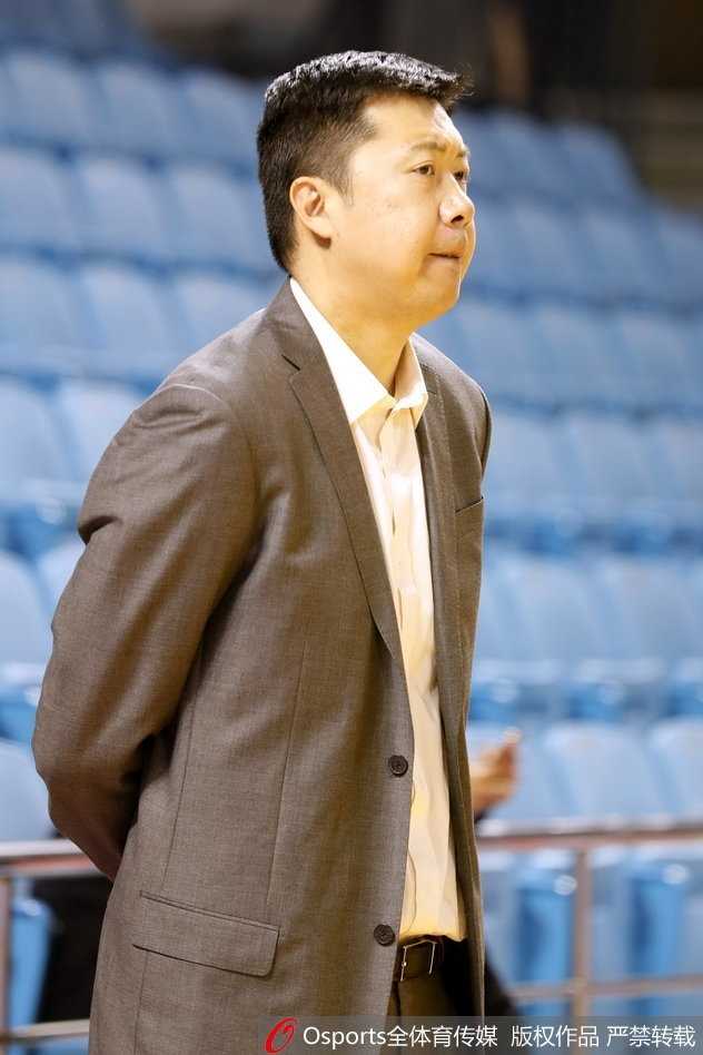 场边的“移动长城” 王治郅的助教新篇章 身披教练服的王治郅静立在球场边,眼神专注而沉静,仿佛正在透过场上的激烈对抗,思考着内线进攻的战术变化。