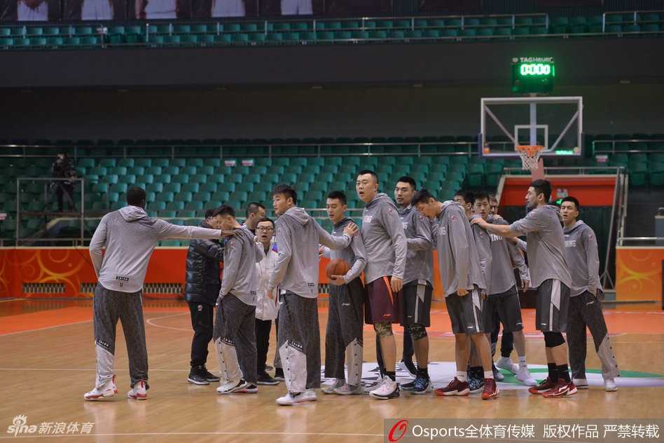 训练结束后，辽宁男篮全队离开场地，杨鸣走在队伍最外侧，表情冷峻，仿佛还在回味刚才那场不必要的争执。