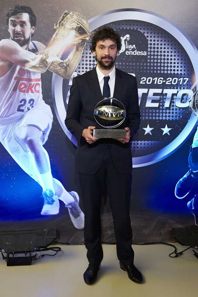 塞尔吉奥·鲁尔:全能指挥官加冕西甲与欧冠双料MVP的辉煌赛季 即使在对手的拉拽和严密包夹下,鲁尔依然牢牢控制着球权,展现了核心后卫的力量与坚韧。